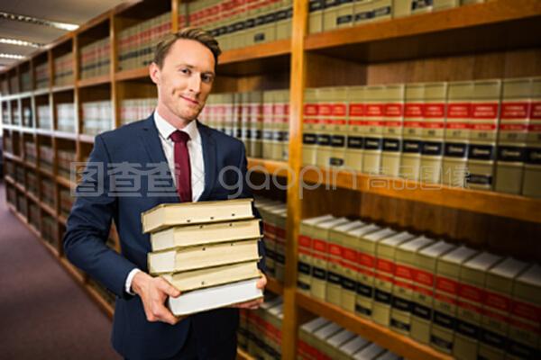 法律圖書館里英俊的律師